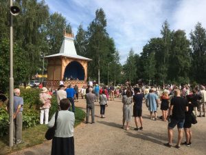 Ikivihreitä säveliä Kirkkopuistossa bassolaulaja Timo Riihosen seurassa.